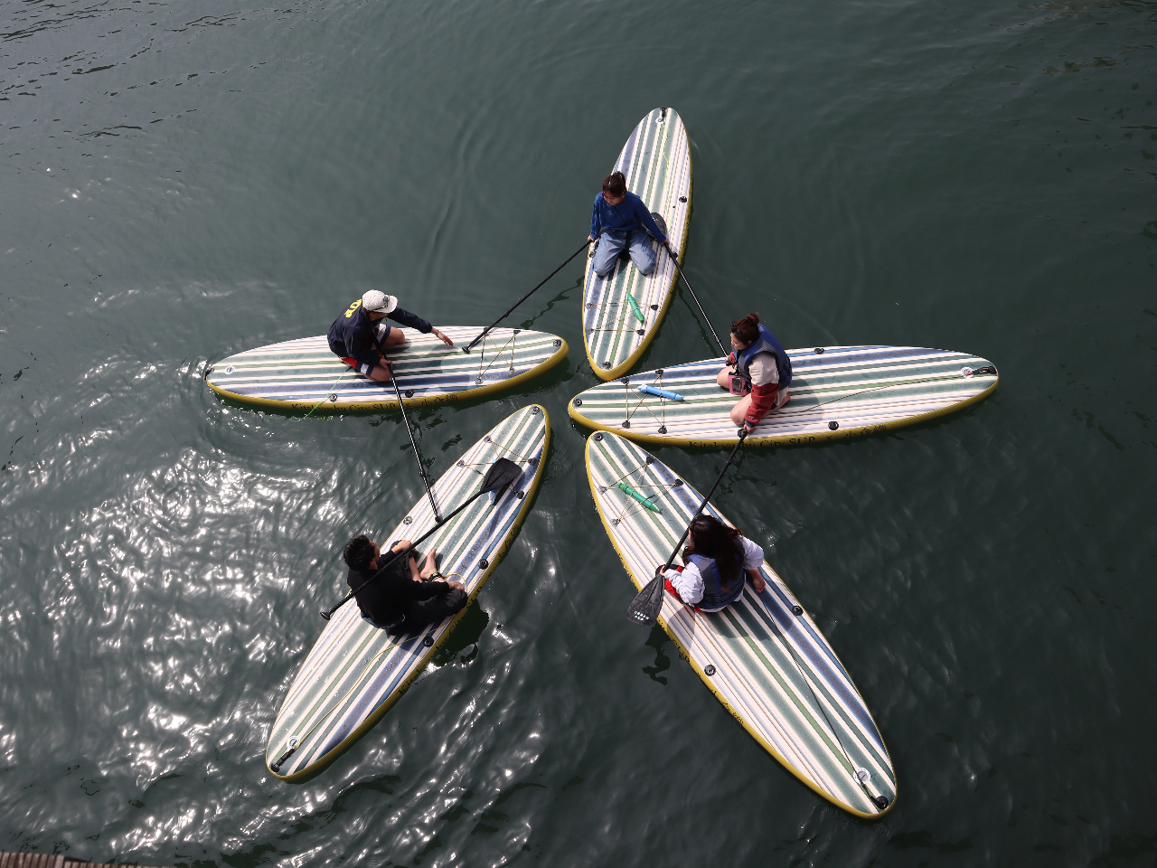 小倉織のデザインがプリントされたオリジナルサップ(5艇)