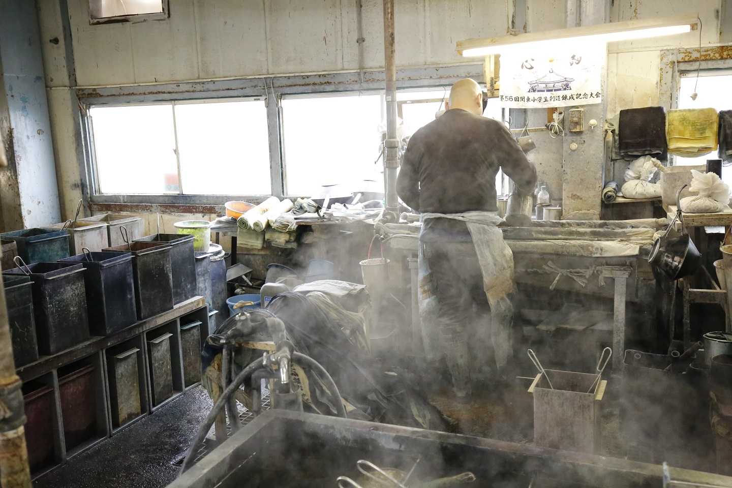 注染を職人さんが染めて風景