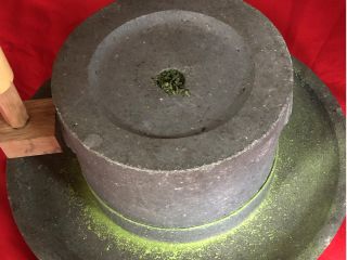 直径約30cmの石臼を使い、碾茶の茶葉を石臼で挽き抹茶をつくります。