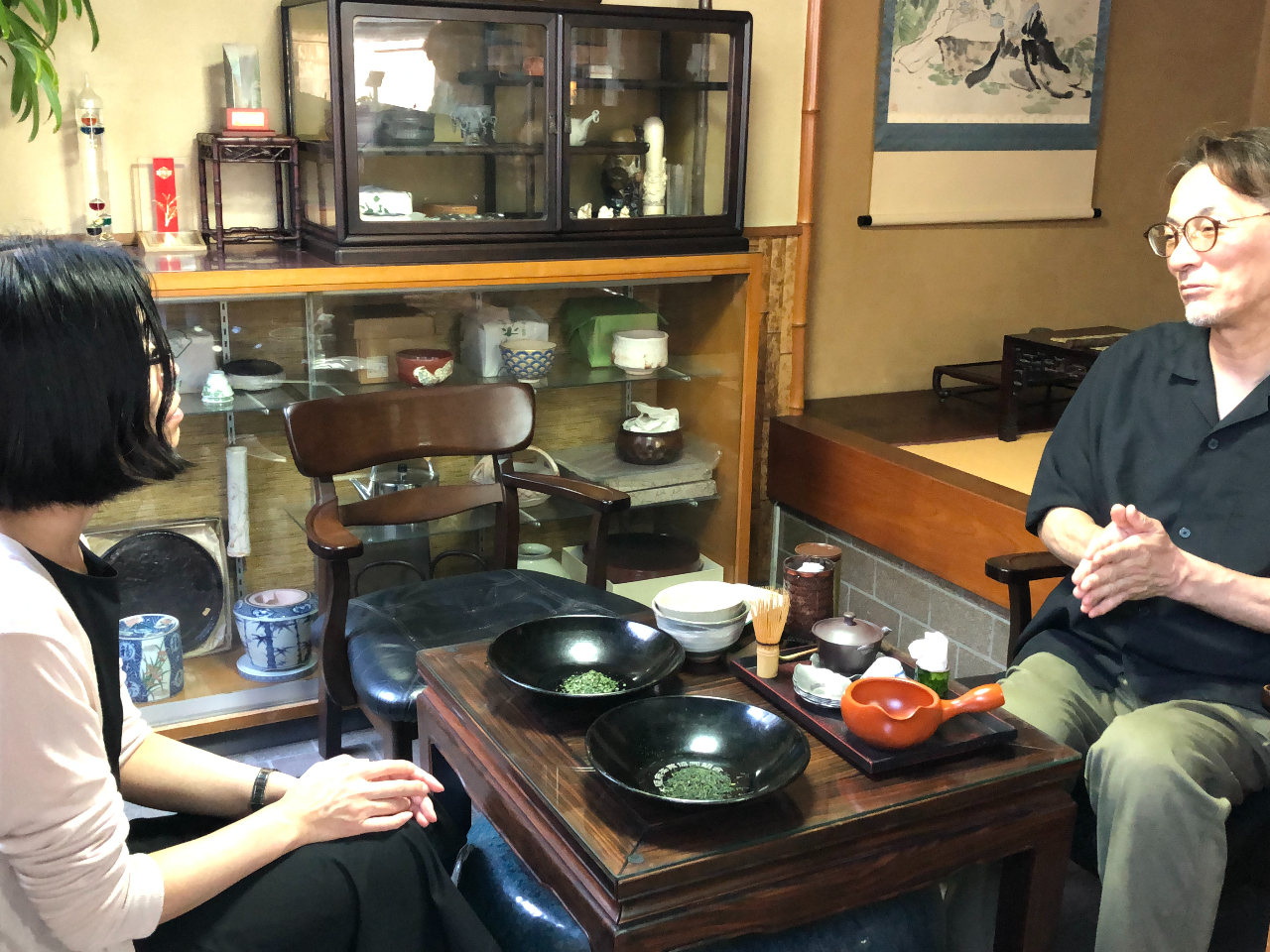 石臼で挽く碾茶と煎茶の違いなどお茶にまつわるお話を聞きながら楽しい時間を過ごしましょう。