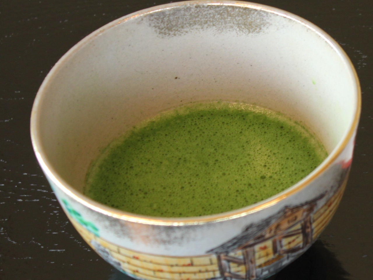 石臼で挽いた抹茶を点てていただきます。挽きたての抹茶は格別!