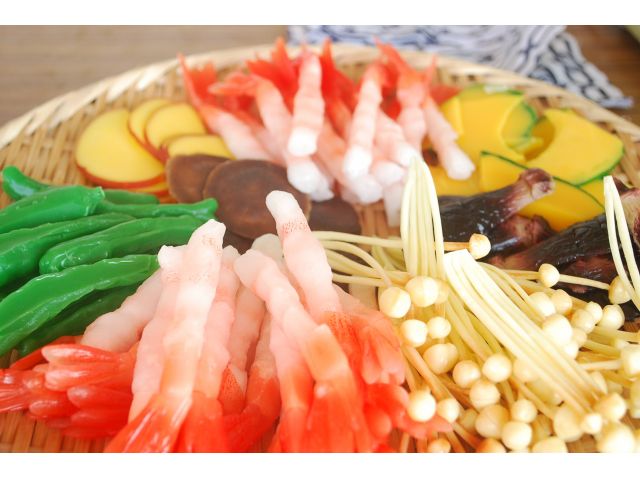 このままでも美味しそうな具材に衣をつけていきます♪