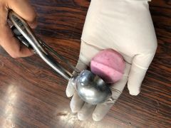 アイスはディッシャーで形を整えてトッピング♪