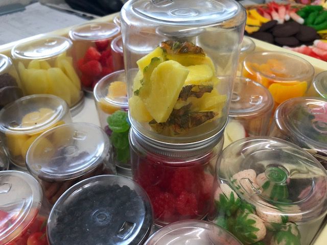 本物そっくりなトッピングの数々♪盛り付けであなた好みのパフェを作りましょう♪