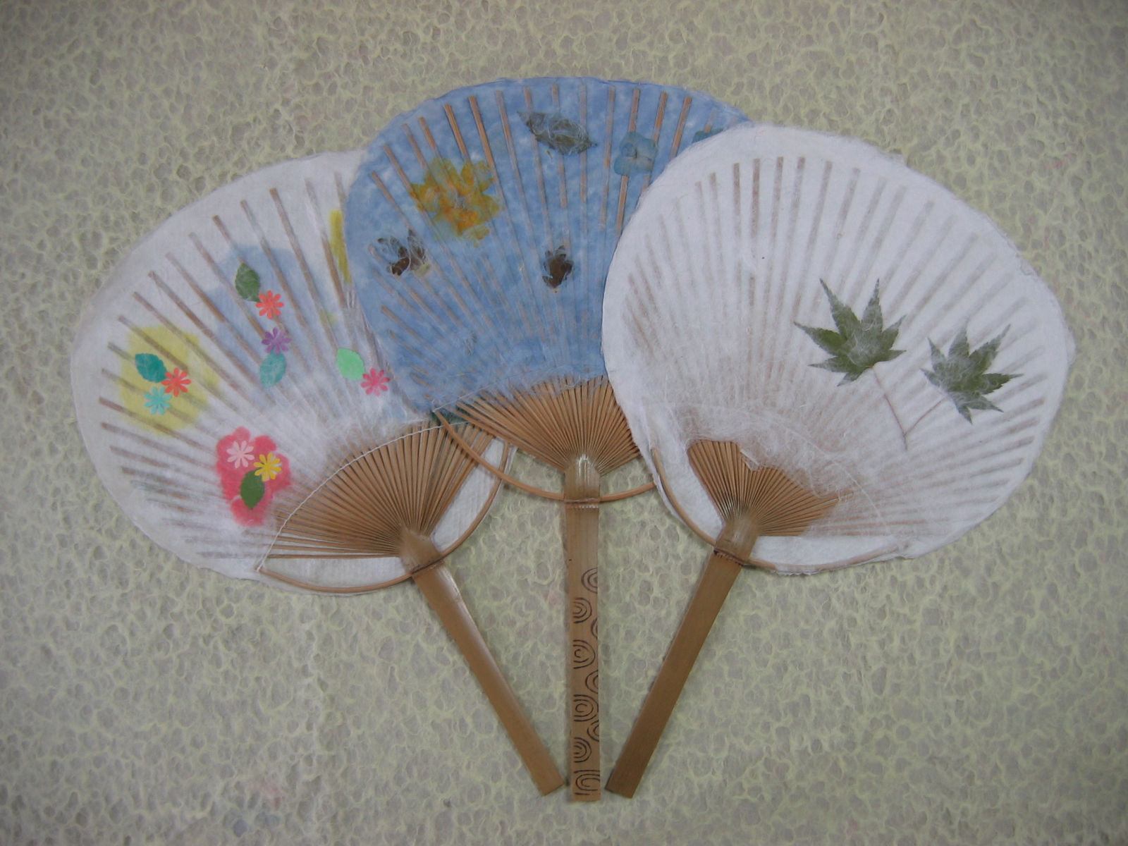 |ɘa̍ޗ𗬂ł܂BG߂̗t񂾂Fł܂B