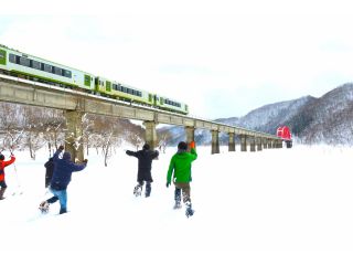 雪原の上をカンジキを履いて走る人達