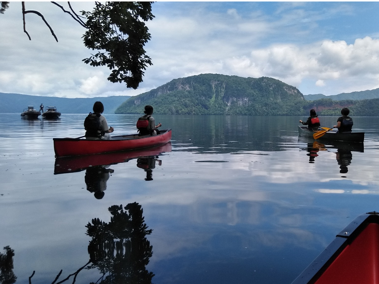 イトムカの入り江の出口から世界最大の二重カルデラ湖 十和田湖を見る