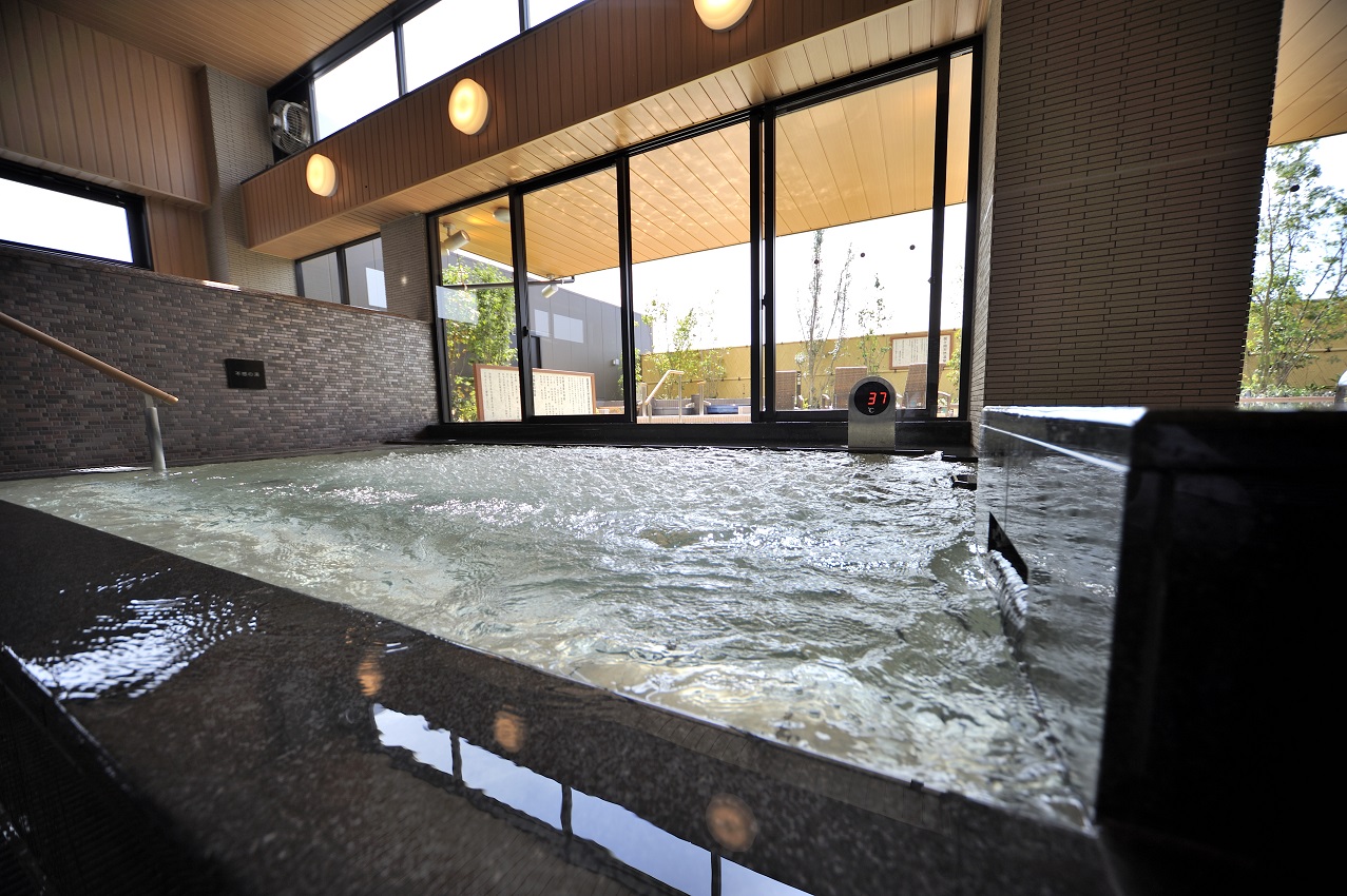 【天然温泉炭酸泉】湯舞音の希有な天然温泉に高濃度の炭酸を溶け込ませた、地域でも珍しい温泉。きめ細かい泡により血行促進をうながします。