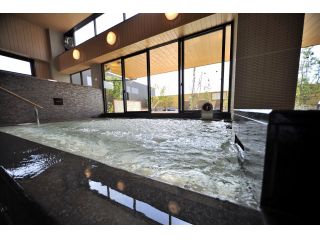 【天然温泉炭酸泉】湯舞音の希有な天然温泉に高濃度の炭酸を溶け込ませた、地域でも珍しい温泉。きめ細かい泡により血行促進をうながします。