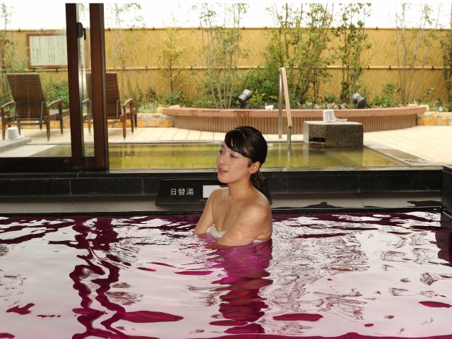 【日替わり湯】季節やその時々によってさまざまなハーブや薬湯をお楽しみいただけます。