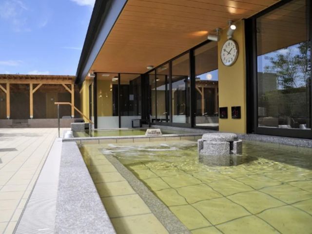 【露天風呂】天然温泉炭酸泉 湯舞音の希有な天然温泉に高濃度の炭酸を溶け込ませた、地域でも珍しい温泉。きめ細かい泡により血行促進をうながします。