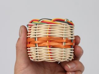 手のりサイズのかご。小物入れに便利!