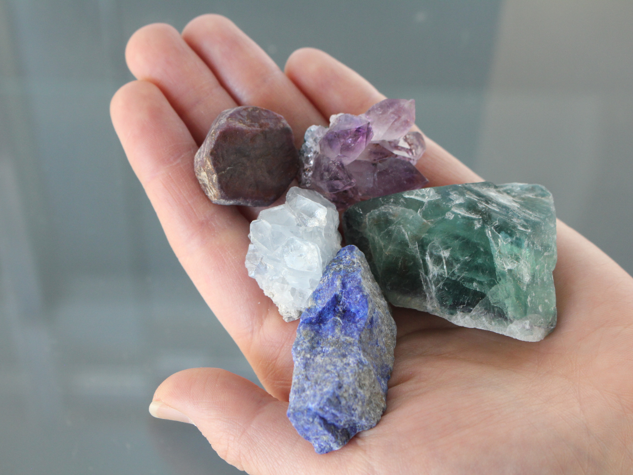 光を当てると見え方が変わる石も!