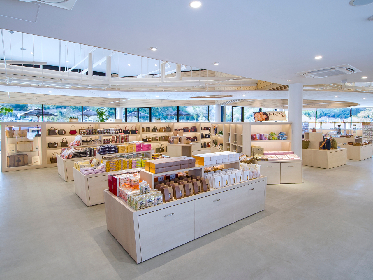 隣にはミュージアムショップとレストラン&カフェを併設!