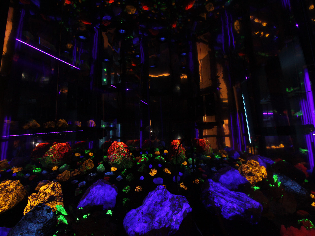 光る石の万華鏡(発掘した石もブラックライトで光るかも?)