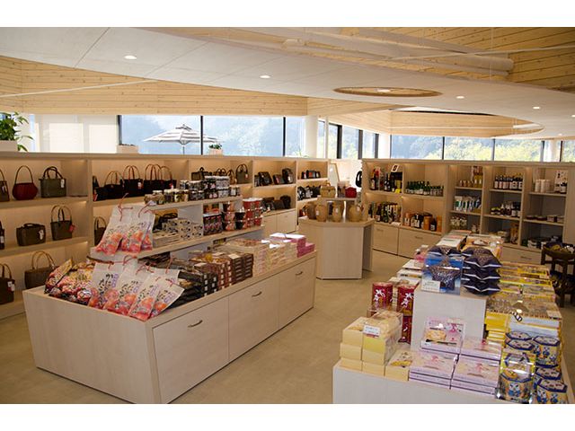 隣にはミュージアムショップとレストラン&カフェを併設!