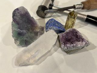 ハンマーで「叩いて割って・・・」自分で発掘!(巨大発掘体験は通常の発掘体験の約6倍の大きさ!)