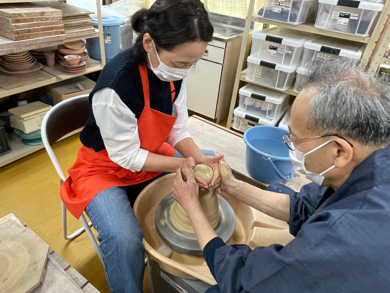 個別指導をしているところ、まずは土とりからです。