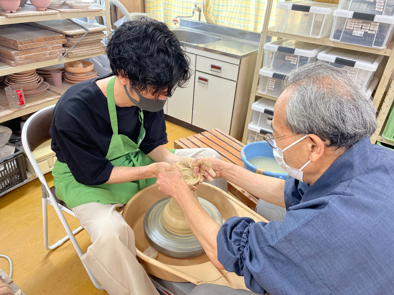 個別指導で、土取りをした後の最初の土を伸ばすところです。