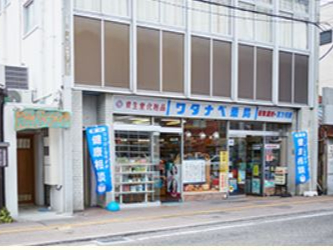 受け付けはワタナベ薬局になります。お声がけください。