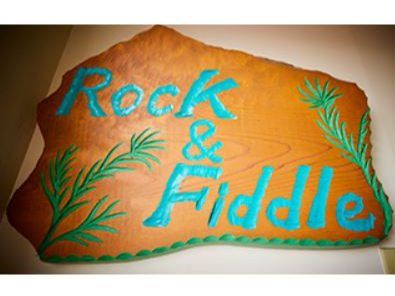 ワタナベ薬局の3FにRock&Fiddleはございます。ぜひ、いらしてください。