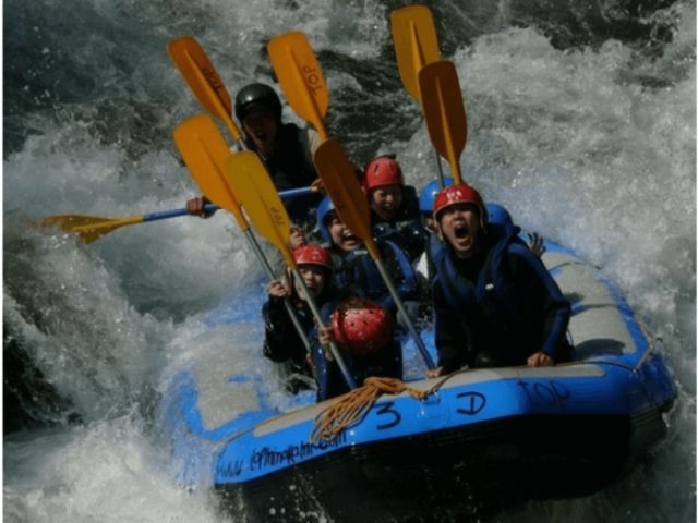 激流のラフティング