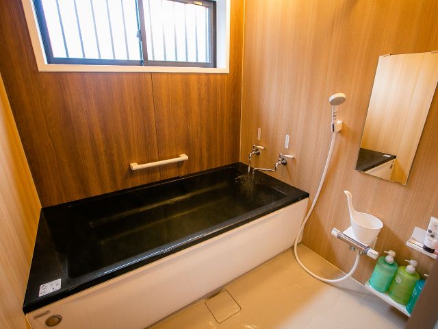 お風呂 栓をひねれば源泉がでてきます。湯温が低い為一度沸かしております。