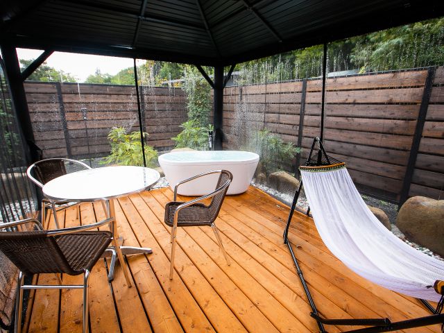 屋外リラックススペース 入浴可能ですが、水着着用でご入浴ください。