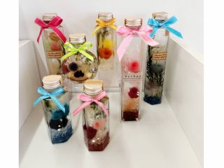 左側の小さいサイズの可愛らしいハーバリウムの作品をお作りいただけます。右側の大きいサイズは追加料金でお作りいただけます。