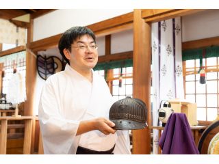 軽妙な語りで義貞公の偉業を伝える、藤島神社の新田宮司
