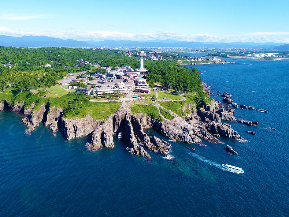 東尋坊遠景です。海がとてもきれいですね。