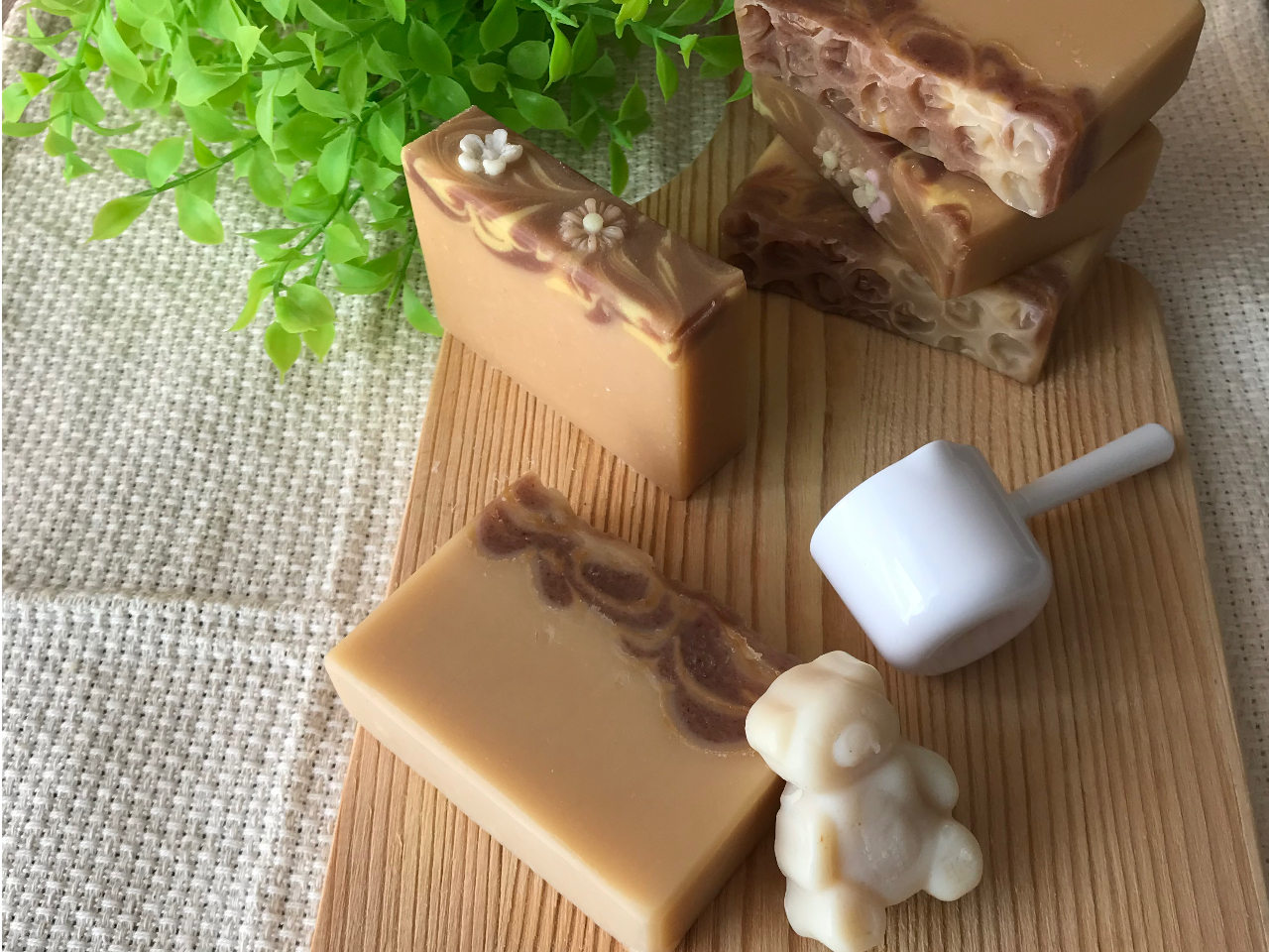 n`~cƃ~N̐΂BlC̃n`~cfރ~NBێՂ̂ŁAقÂHF΂B