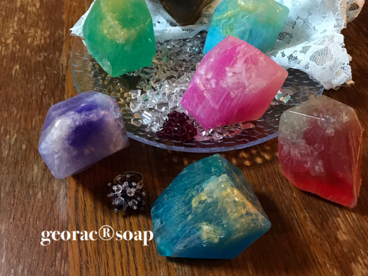 まるで原石のような美しさ!!キラキラの石けん、いつまでも眺めたくなります。