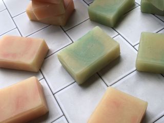 体験レッスンでオススメのマーブル模様。色、香り自由に選べます。