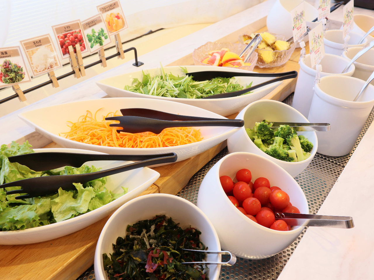サラダコーナーにはフルーツやヨーグルトもご準備しております