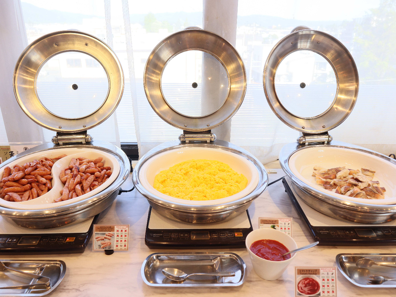 米沢天元豚を使用したウインナーや日替わりの焼き魚。お料理は都度追加をしておりますので追加のお時間少々いただいております