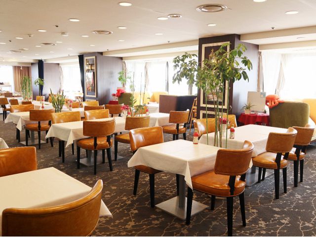 朝食会場は56席。混雑時間帯は相席をお願いしております