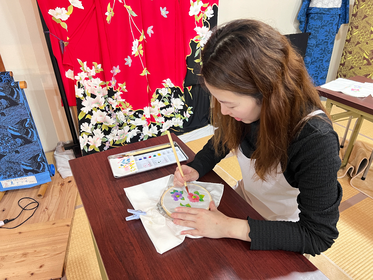 加賀友禅・金沢】本格手描き加賀友禅体験※加賀友禅職人の極意解説付/茜 加賀友禅・金沢】本格手描き加賀友禅体験※加賀友禅職人の極意解説付/茜