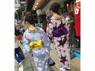マダム素敵です〜うなじが色っぽですね〜マダム女子会グループでいかがでしょうか〜浴衣着付け1人5分でできます。