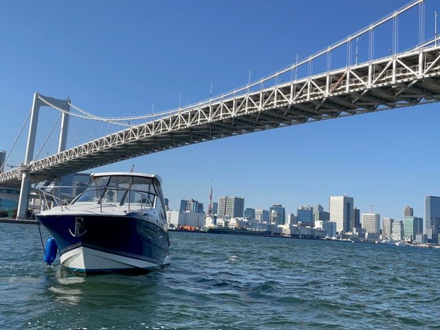 レインボーブリッジをくぐるクルーザー
