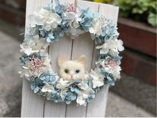 ニュアンスカラーのリースを作成して、可愛い白ねこちゃんを飾ってみました♪