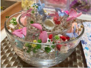 カラフルな花材をたくさん使ったキャンドルホルダー