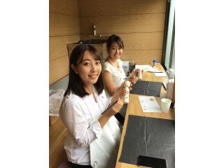 専用絵の具、絵筆、エプロンなどは用意しています。お気軽に体験できます!