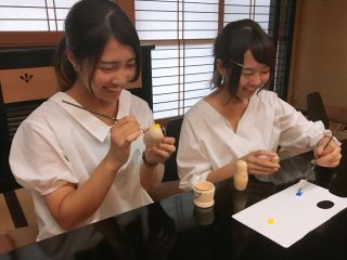 何色にしようかな、自由にカラフルな色つけ体験を堪能できます。