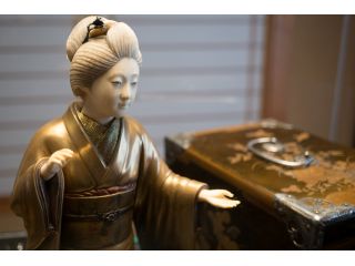 金沢といえば金箔、きめ細やかな技術で作られた金箔蒔絵人形