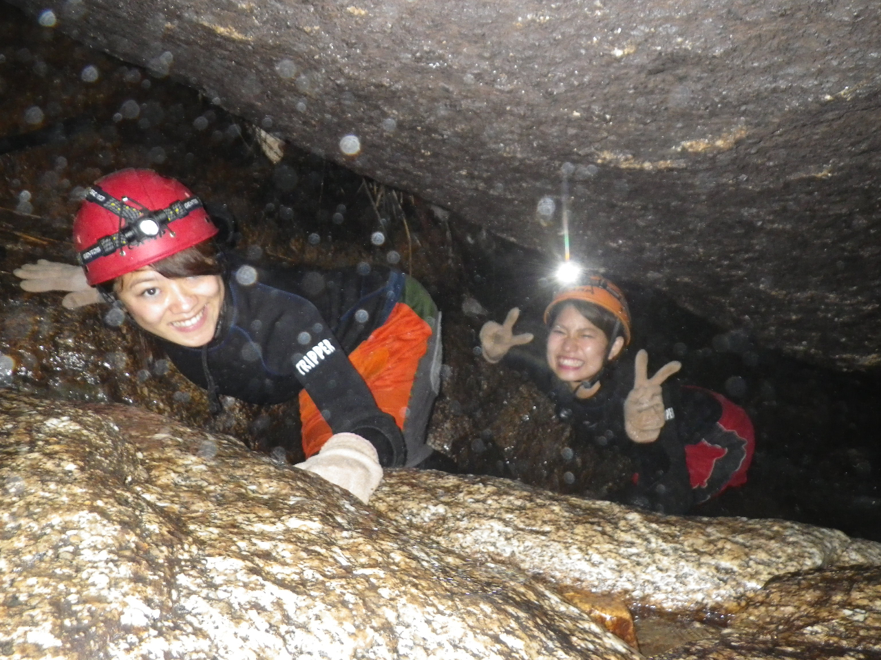 さっそく岩くぐりでスタート