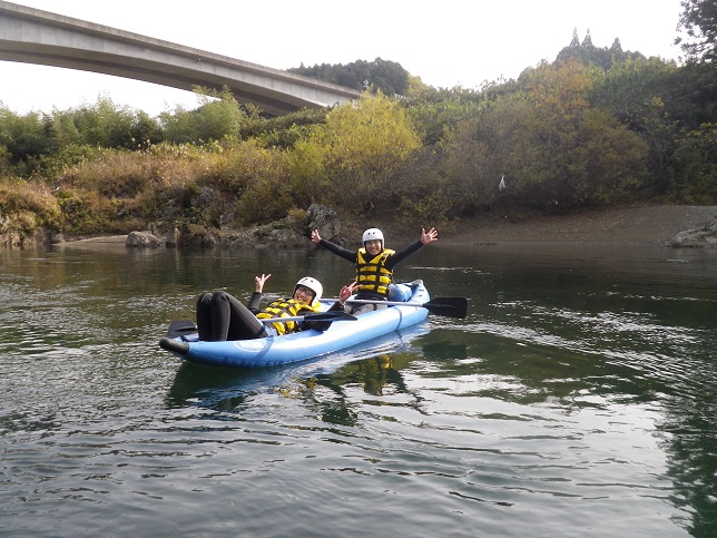 �ɂ₩�ȗ���ł͐�̗���Ƀ{�[�g��C���܂��傤