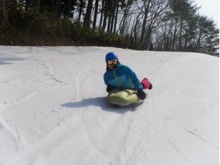 雪面ギリギリのスピード感。エンジョイエアボード!