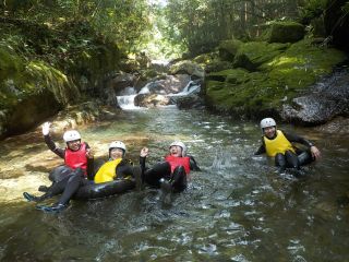 美しい渓谷をのんびり浮遊体験。