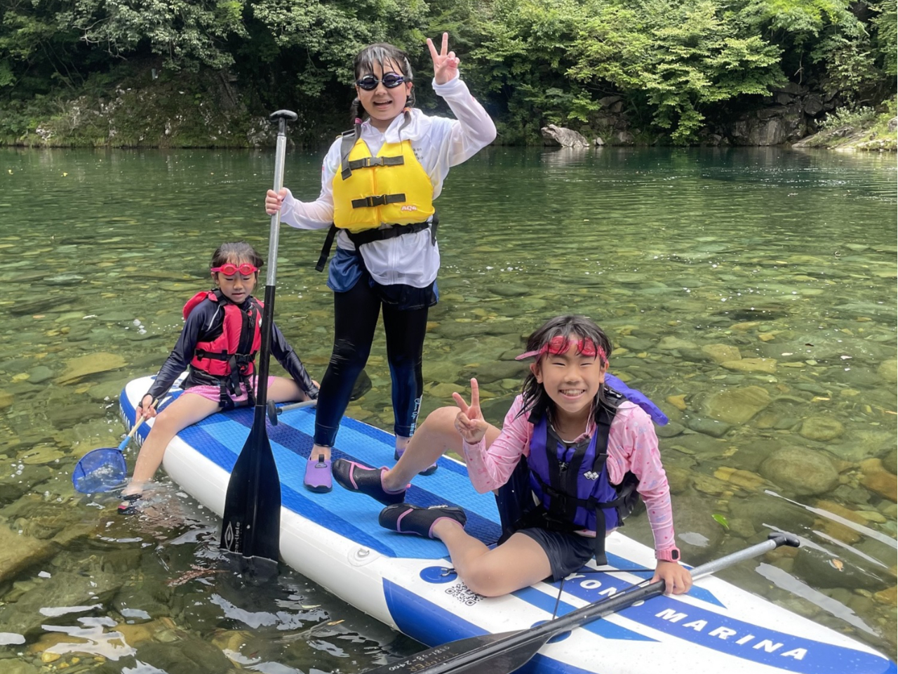 子供たちは川遊びの天才